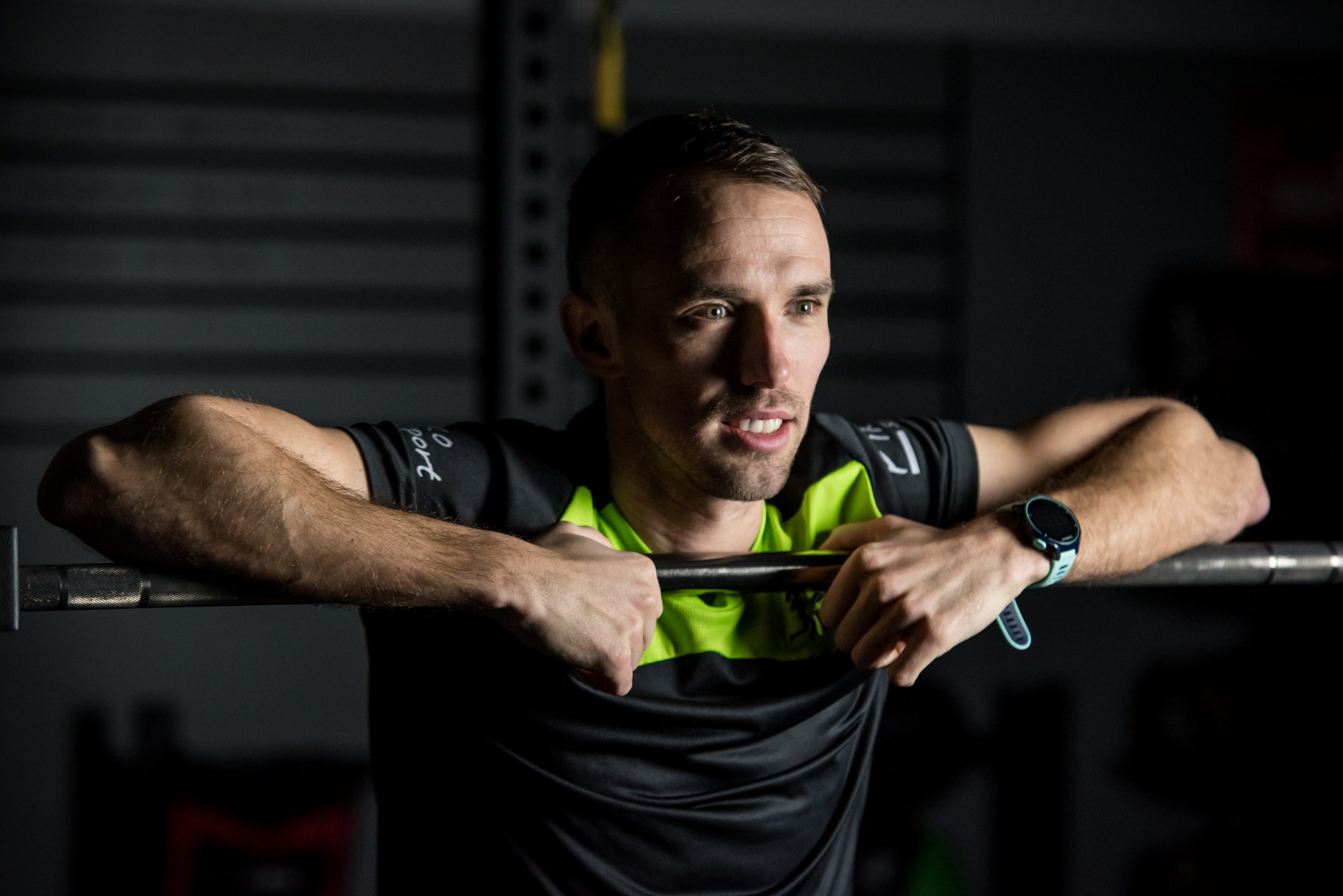 Bartłomiej Stajniak podczas treningu siłowego