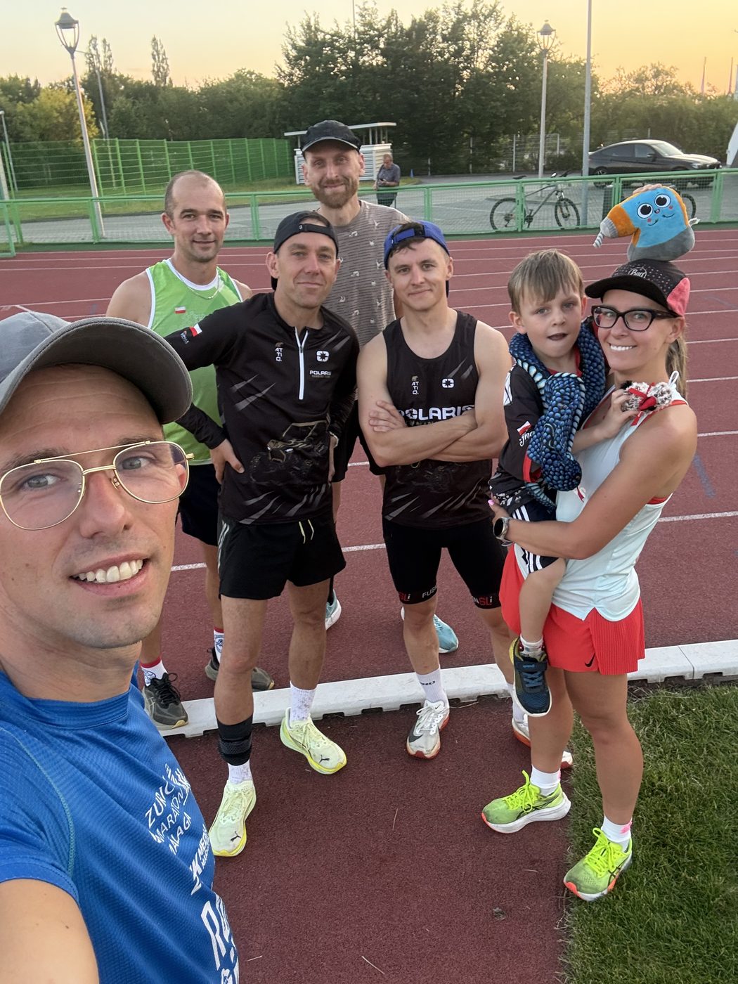 Trener Bartłomiej Stajniak z grupą na bieżni w Opolu