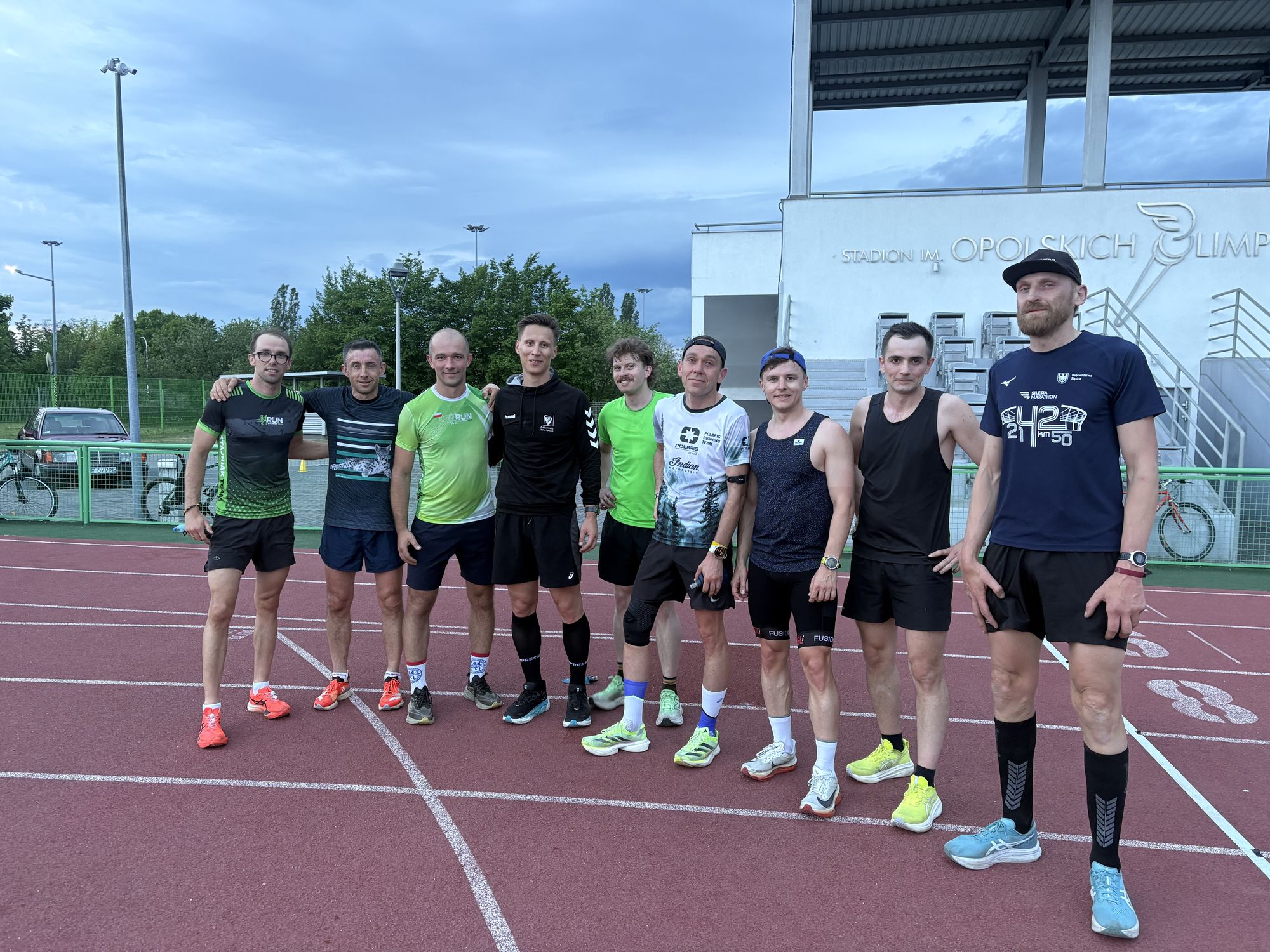 Grupa Stajniak Team na bieżni Stadionu im. Opolskich Olimpijczyków w Opolu