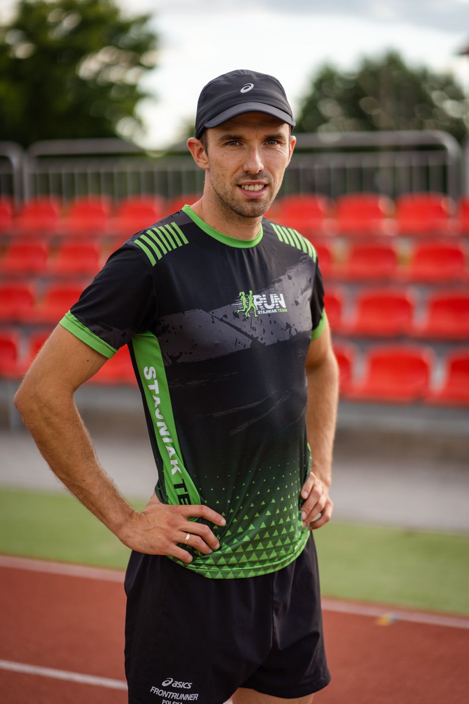Bartłomiej Stajniak w koszulce Stajniak Team na stadionie